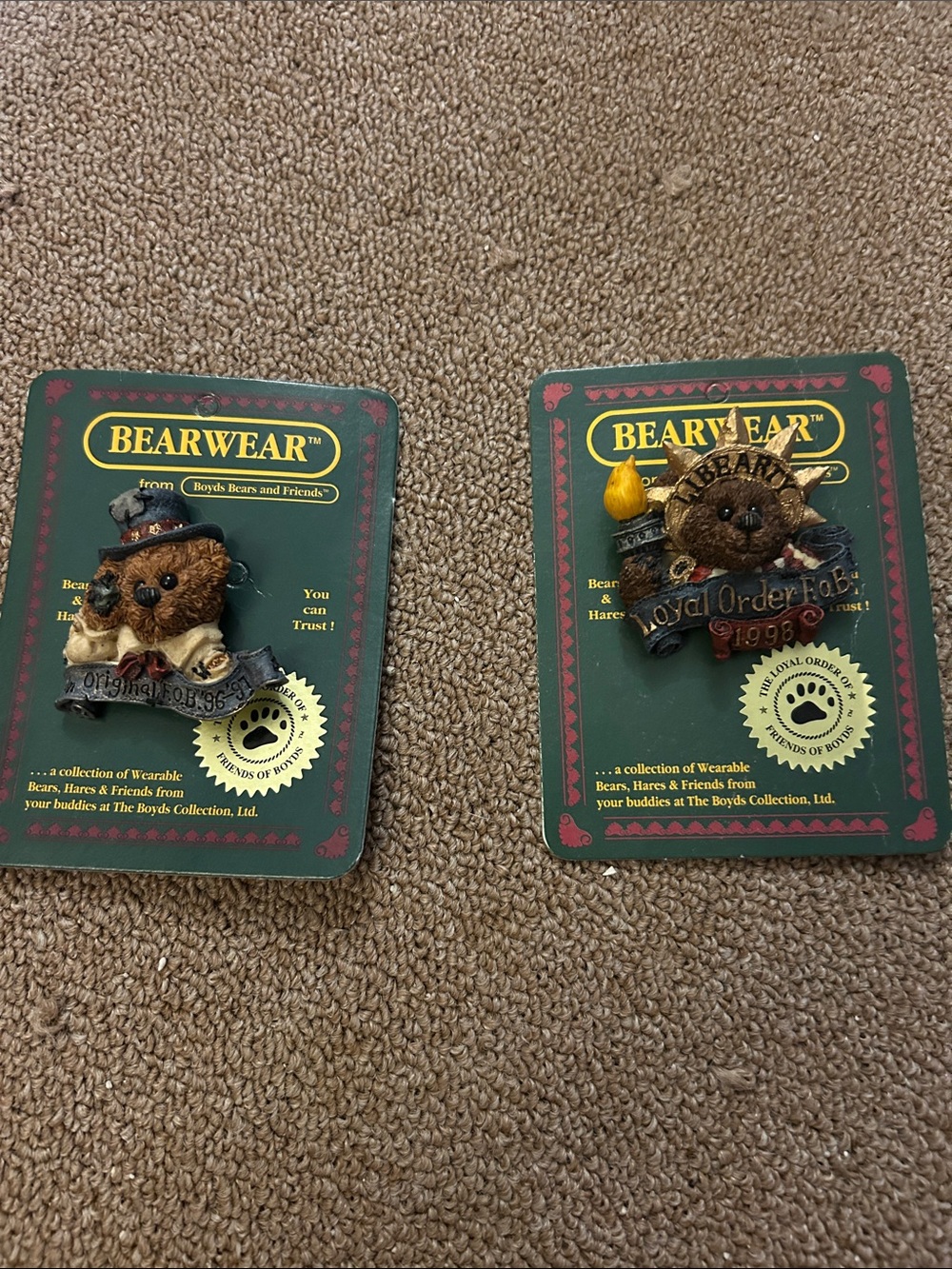 Boyds Bears Brown Bear Lapel Pin Set with Vintage Green Cards